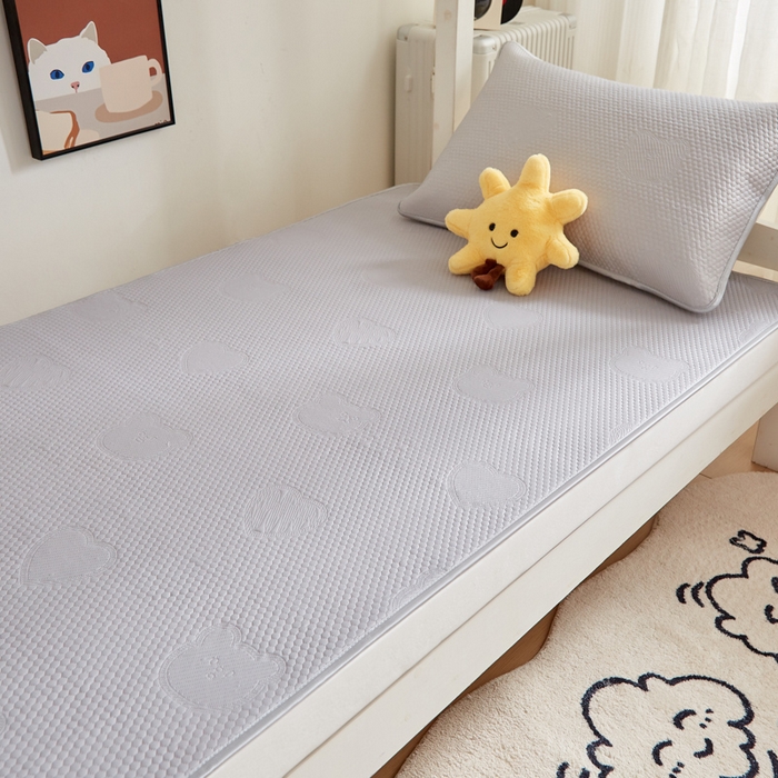 91家纺网 家纺一手货源 找家纺 迪乐妮 2025新款小冰熊豆豆席-单人床款 绅士灰