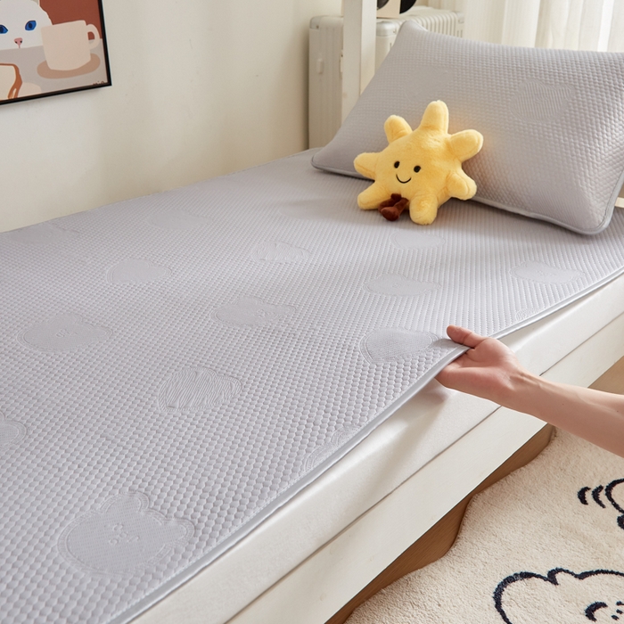 91家纺网 家纺一手货源 找家纺 卡派 2025新款小冰熊豆豆席-单人床款 绅士灰