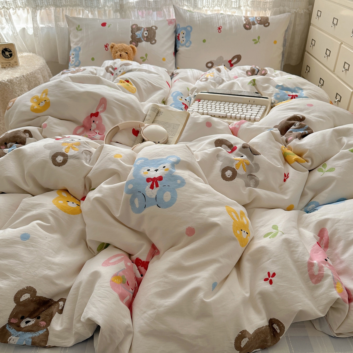 91家纺网 家纺一手货源 找家纺 雅居纺家纺 2025春夏新款全棉纯棉印花四件套 兔兔跟熊