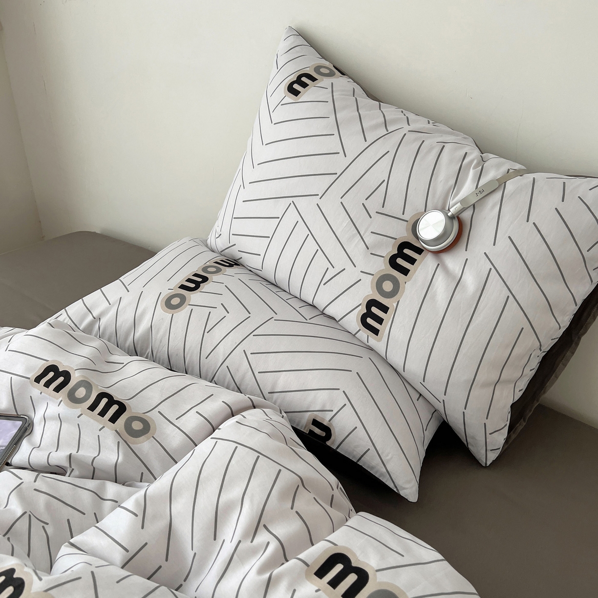 91家纺网 家纺一手货源 找家纺 雅居纺家纺 2025春夏新款全棉纯棉印花四件套 momo简约格