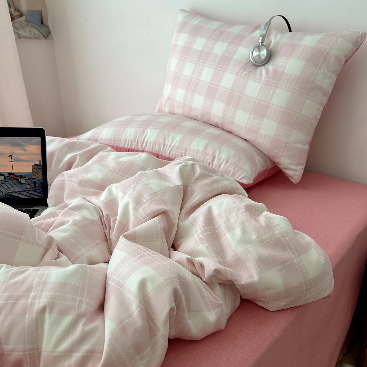 91家纺网 家纺一手货源 找家纺 雅居纺家纺 2025春夏新款全棉纯棉印花四件套 粉大格