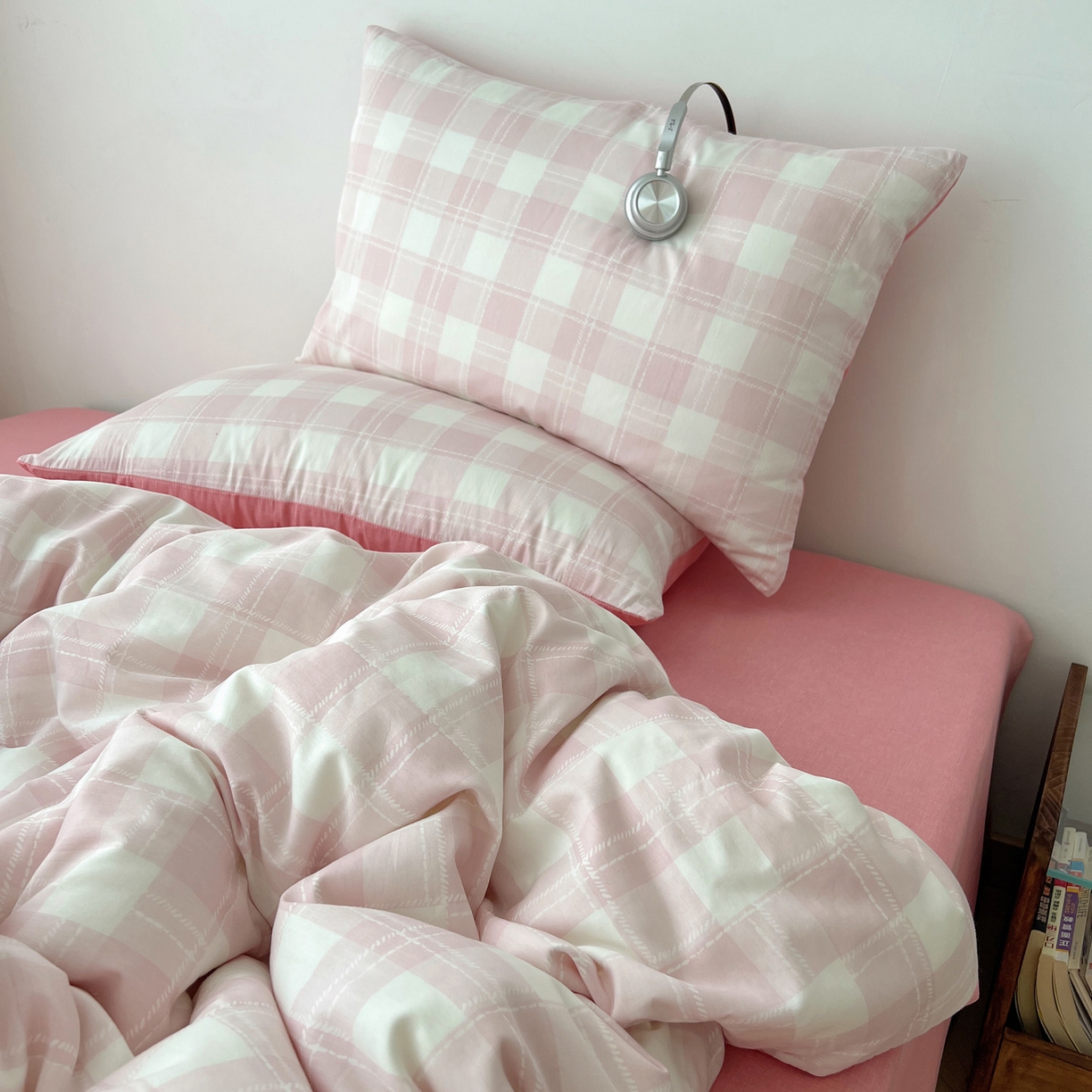 91家纺网 家纺一手货源 找家纺 雅居纺家纺 2025春夏新款全棉纯棉印花四件套 粉大格