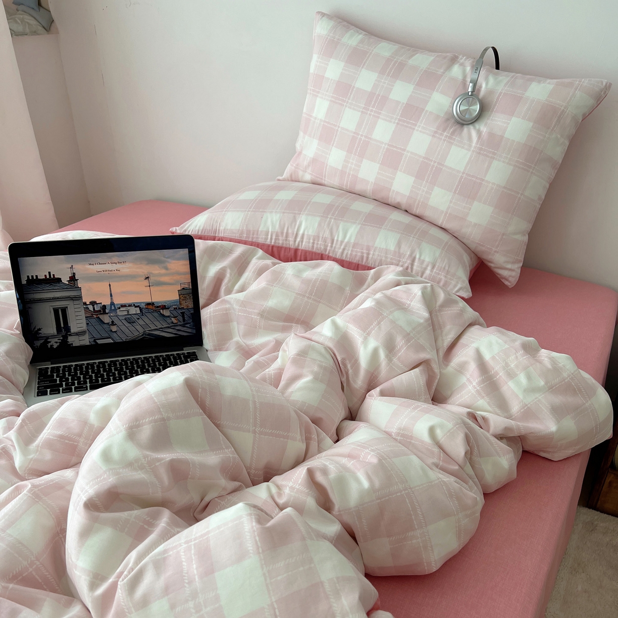 91家纺网 家纺一手货源 找家纺 雅居纺家纺 2025春夏新款全棉纯棉印花四件套 粉大格