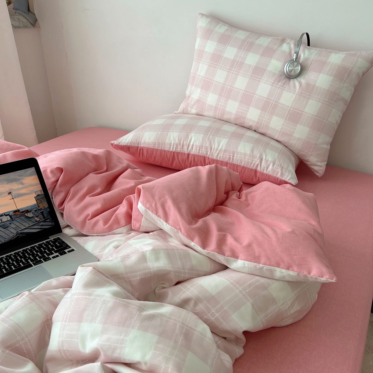 91家纺网 家纺一手货源 找家纺 雅居纺家纺 2025春夏新款全棉纯棉印花四件套 粉大格