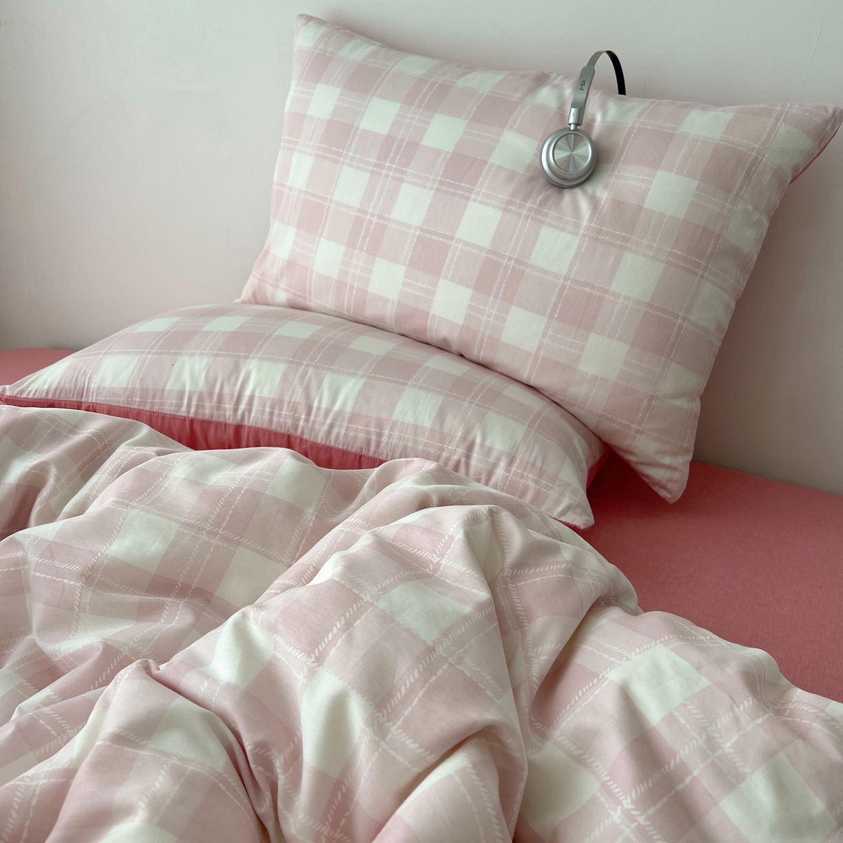 91家纺网 家纺一手货源 找家纺 雅居纺家纺 2025春夏新款全棉纯棉印花四件套 粉大格