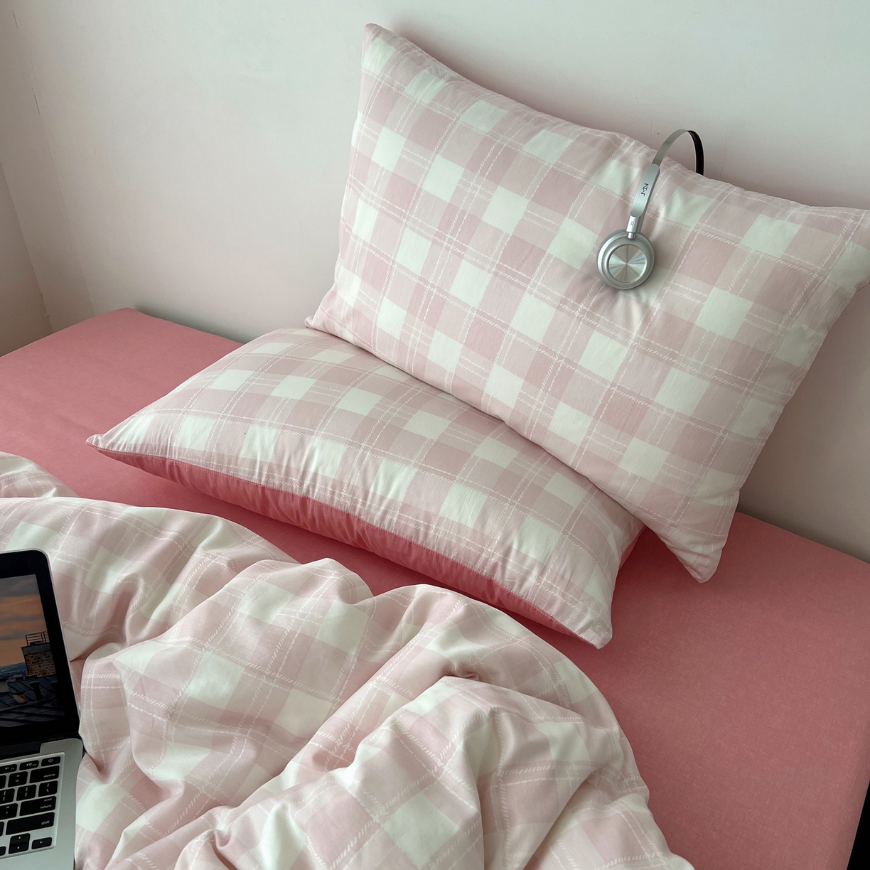 91家纺网 家纺一手货源 找家纺 雅居纺家纺 2025春夏新款全棉纯棉印花四件套 粉大格