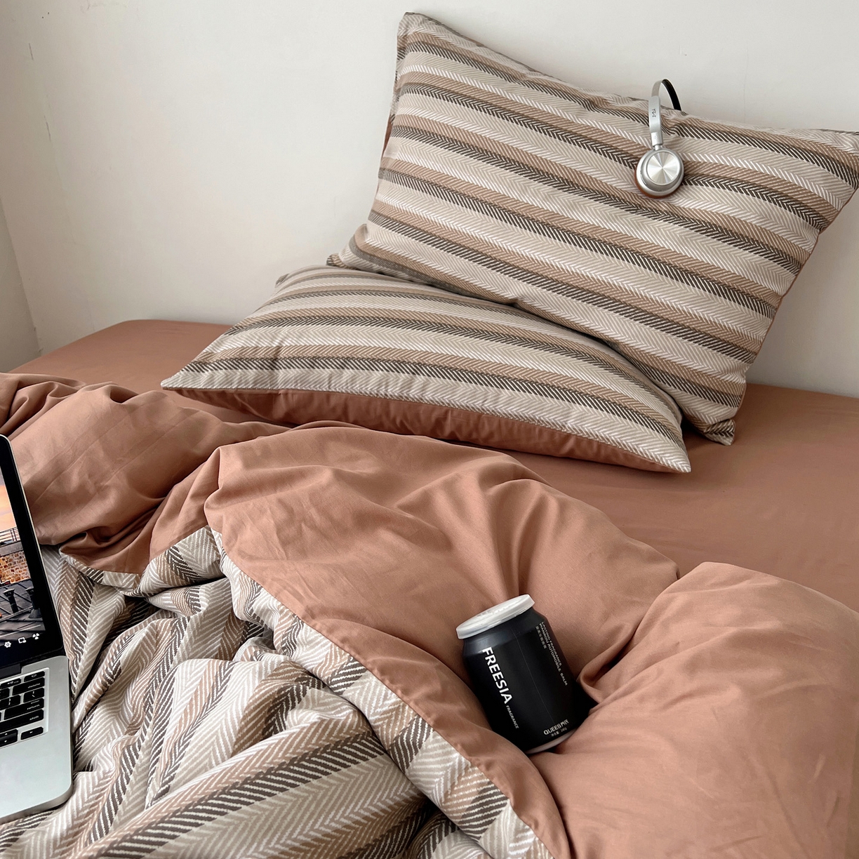 91家纺网 家纺一手货源 找家纺 雅居纺家纺 2025春夏新款全棉纯棉印花四件套 复古咖条