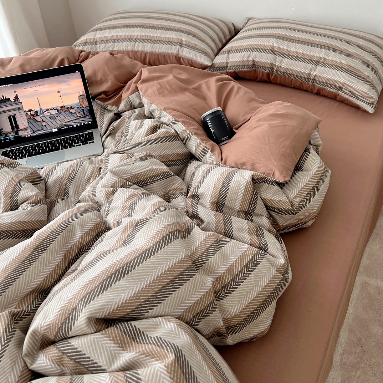 91家纺网 家纺一手货源 找家纺 雅居纺家纺 2025春夏新款全棉纯棉印花四件套 复古咖条