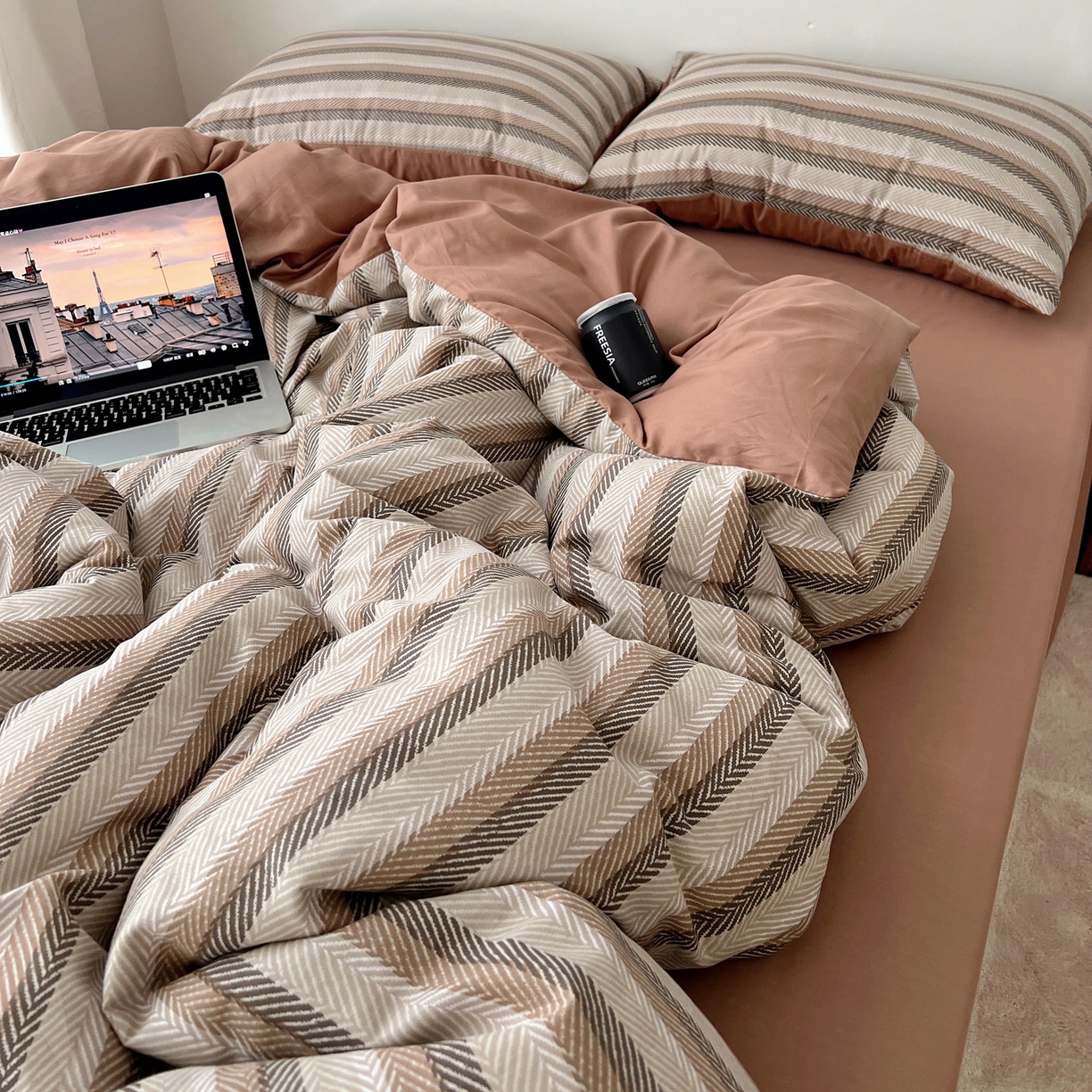 91家纺网 家纺一手货源 找家纺 雅居纺家纺 2025春夏新款全棉纯棉印花四件套 复古咖条