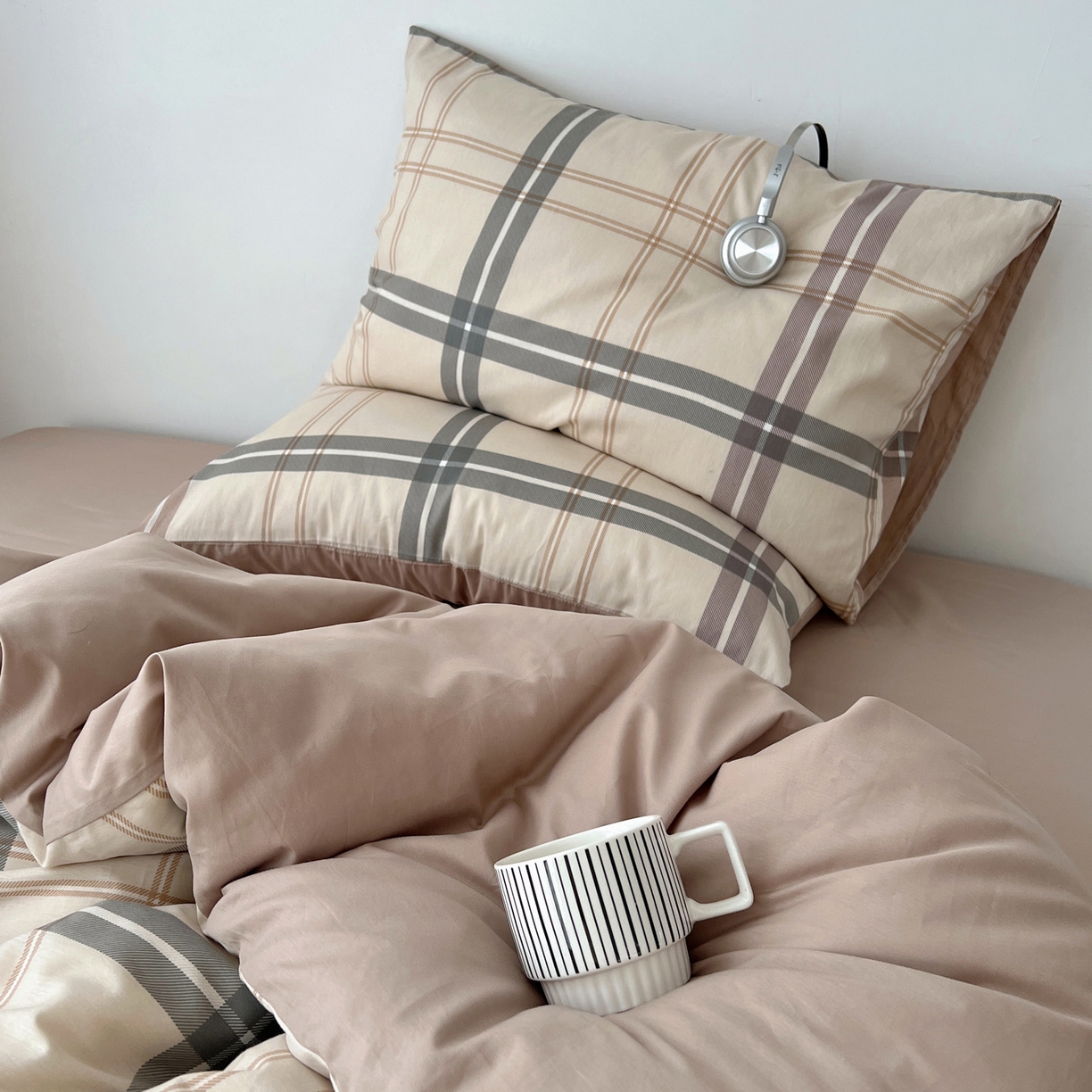 91家纺网 家纺一手货源 找家纺 雅居纺家纺 2025春夏新款全棉纯棉印花四件套 复古卡其格