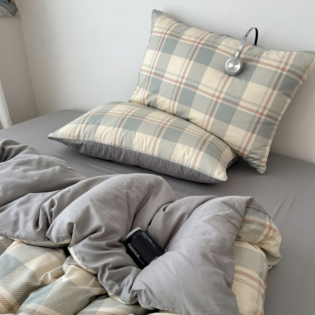 91家纺网 家纺一手货源 找家纺 雅居纺家纺 2025春夏新款全棉纯棉印花四件套 复古蓝灰格