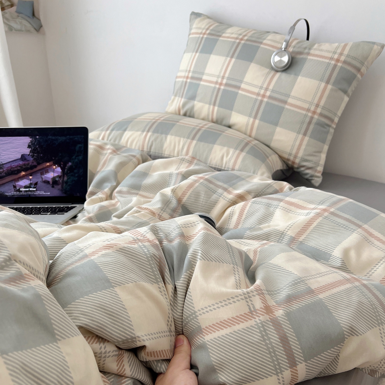 91家纺网 家纺一手货源 找家纺 雅居纺家纺 2025春夏新款全棉纯棉印花四件套 复古蓝灰格