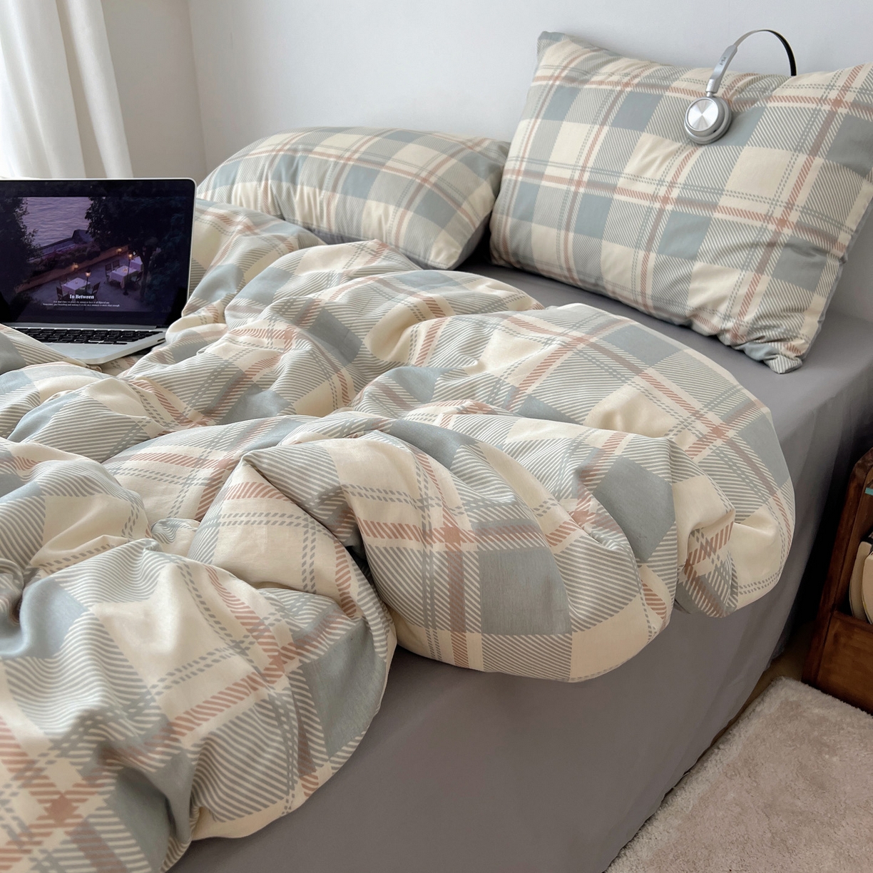 91家纺网 家纺一手货源 找家纺 雅居纺家纺 2025春夏新款全棉纯棉印花四件套 复古蓝灰格