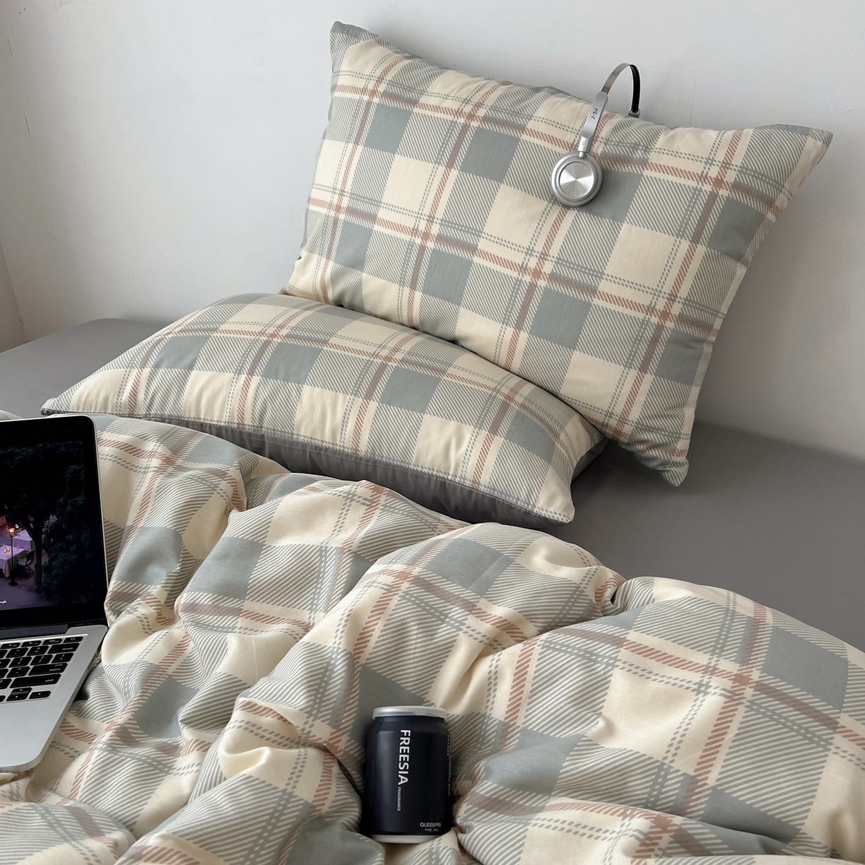 91家纺网 家纺一手货源 找家纺 雅居纺家纺 2025春夏新款全棉纯棉印花四件套 复古蓝灰格