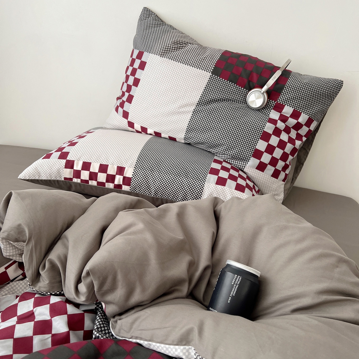 91家纺网 家纺一手货源 找家纺 雅居纺家纺 2025春夏新款全棉纯棉印花四件套 红灰格