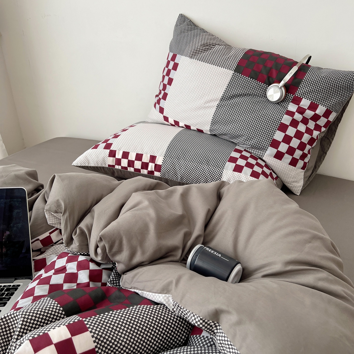 91家纺网 家纺一手货源 找家纺 雅居纺家纺 2025春夏新款全棉纯棉印花四件套 红灰格