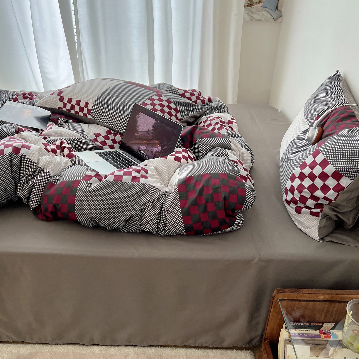 91家纺网 家纺一手货源 找家纺 雅居纺家纺 2025春夏新款全棉纯棉印花四件套 红灰格