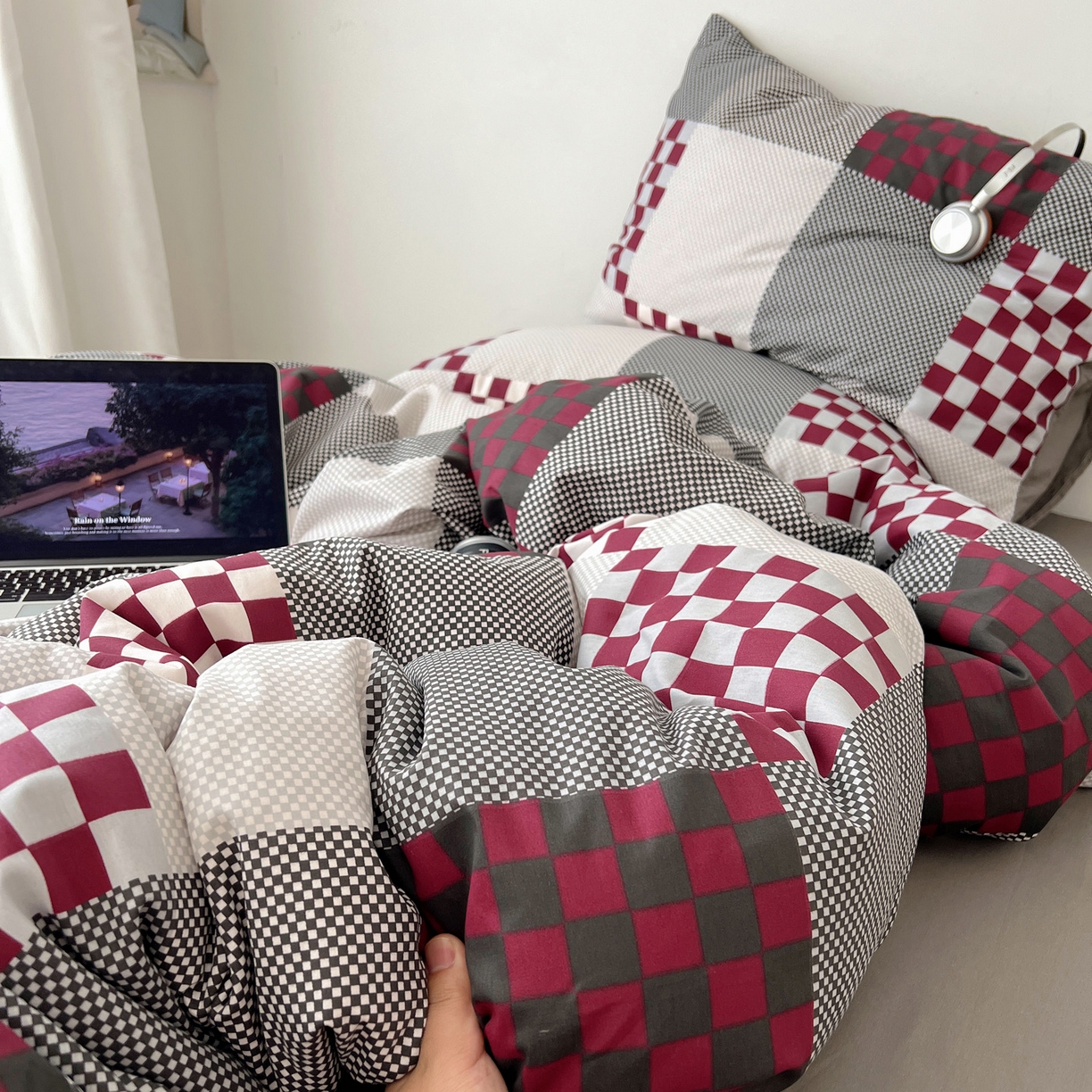 91家纺网 家纺一手货源 找家纺 雅居纺家纺 2025春夏新款全棉纯棉印花四件套 红灰格