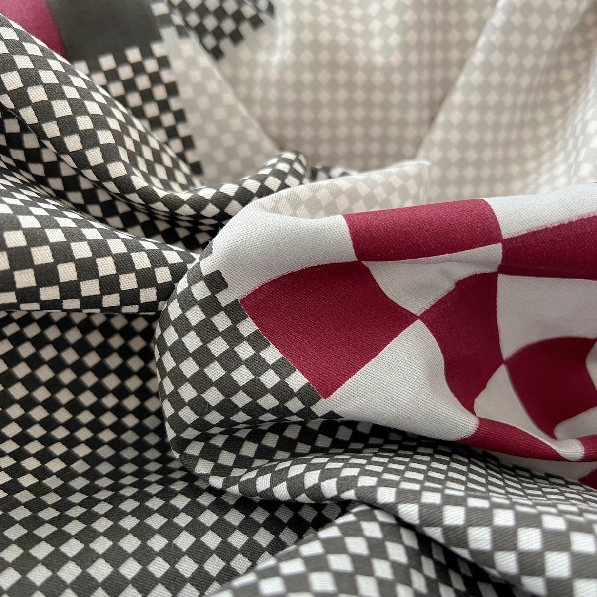 91家纺网 家纺一手货源 找家纺 雅居纺家纺 2025春夏新款全棉纯棉印花四件套 红灰格