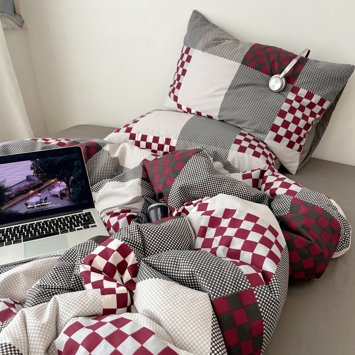 91家纺网 家纺一手货源 找家纺 雅居纺家纺 2025春夏新款全棉纯棉印花四件套 红灰格