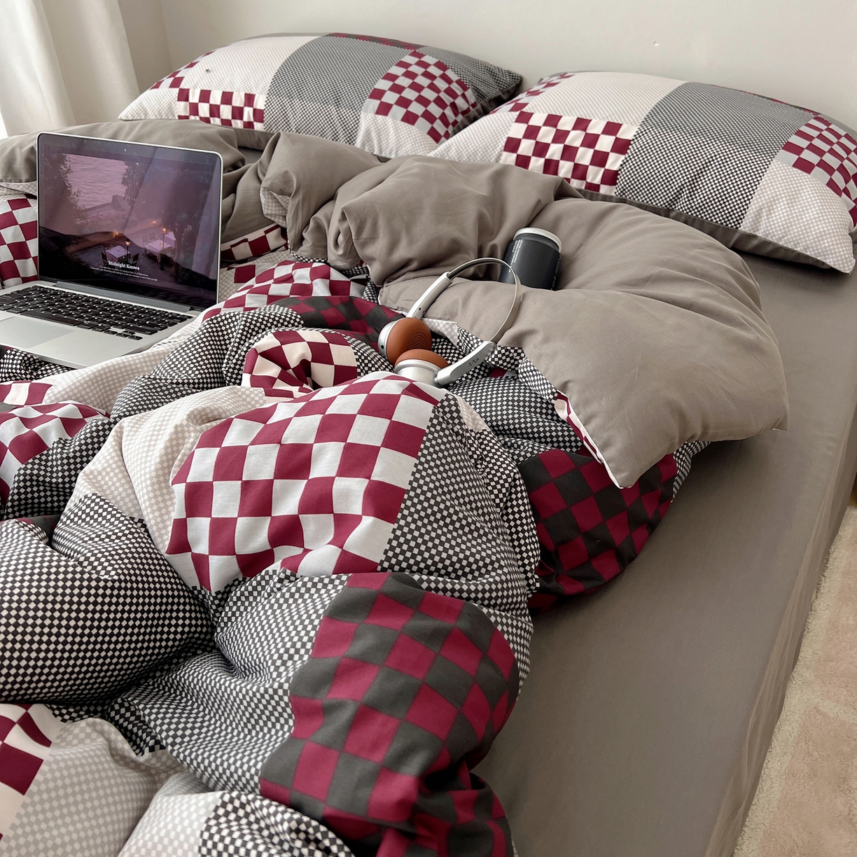 91家纺网 家纺一手货源 找家纺 雅居纺家纺 2025春夏新款全棉纯棉印花四件套 红灰格