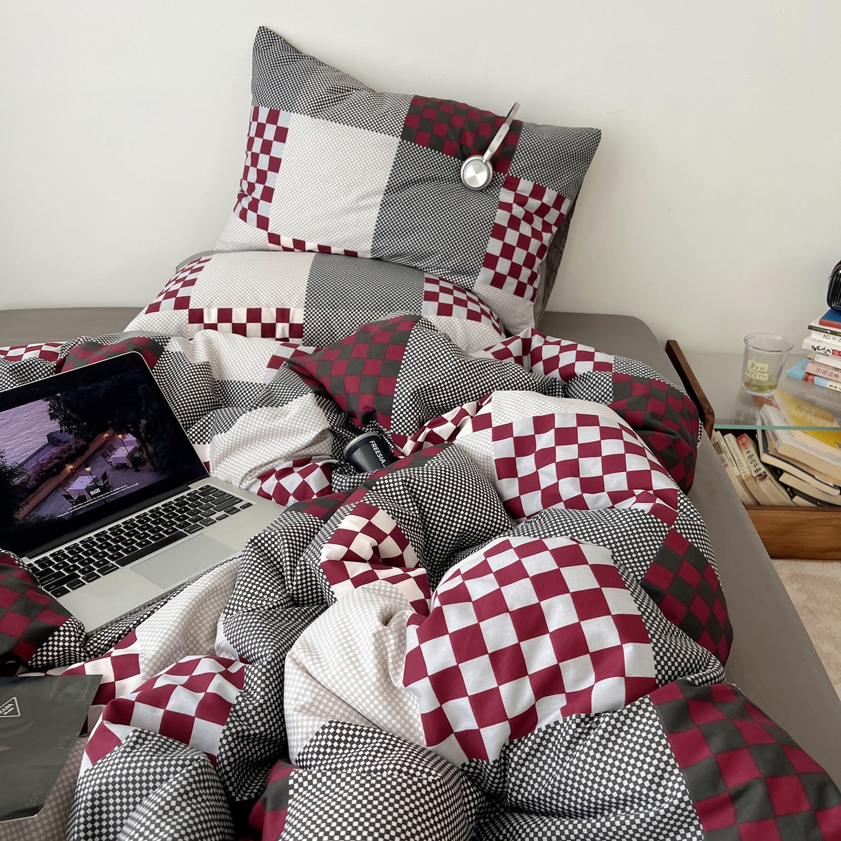 91家纺网 家纺一手货源 找家纺 雅居纺家纺 2025春夏新款全棉纯棉印花四件套 红灰格