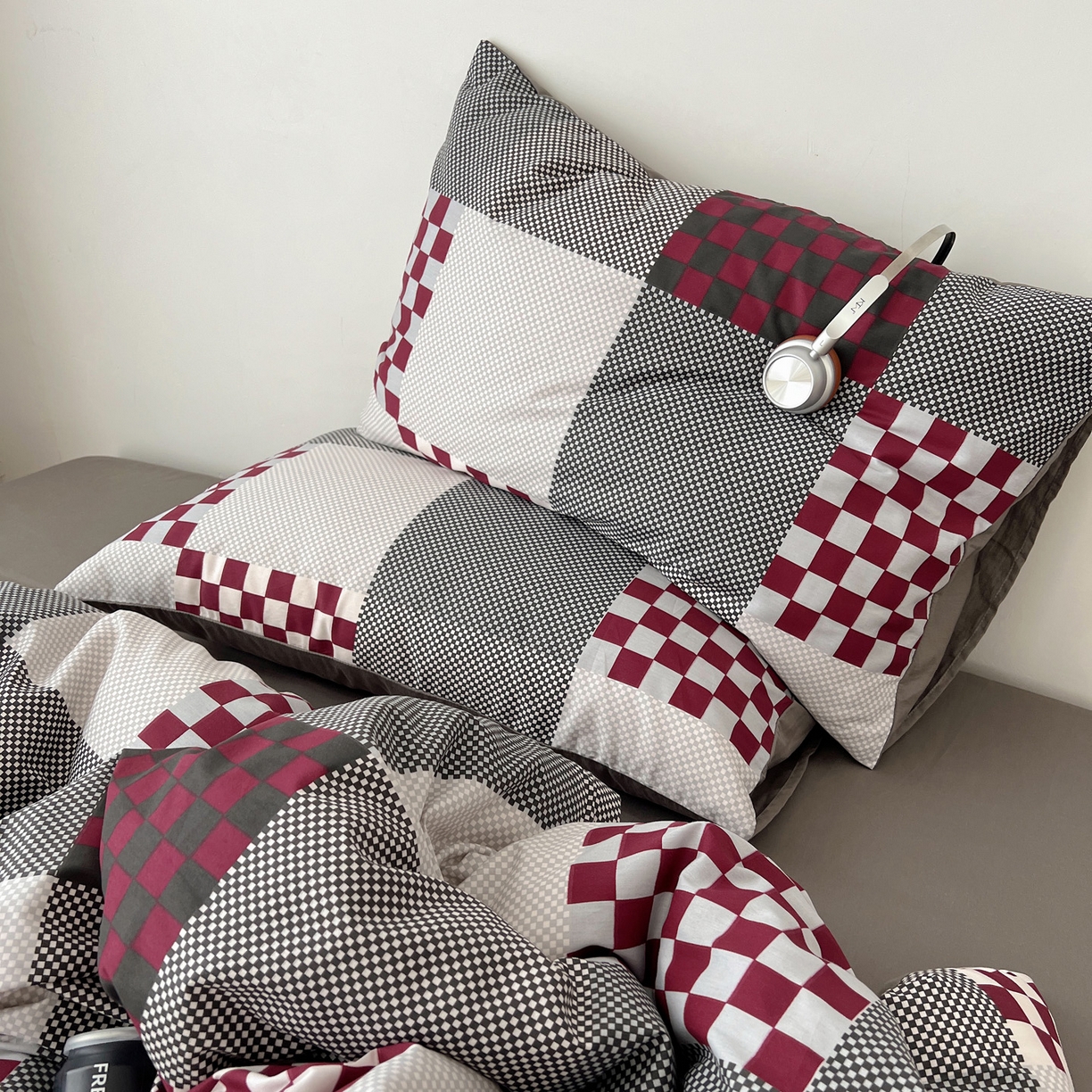 91家纺网 家纺一手货源 找家纺 雅居纺家纺 2025春夏新款全棉纯棉印花四件套 红灰格