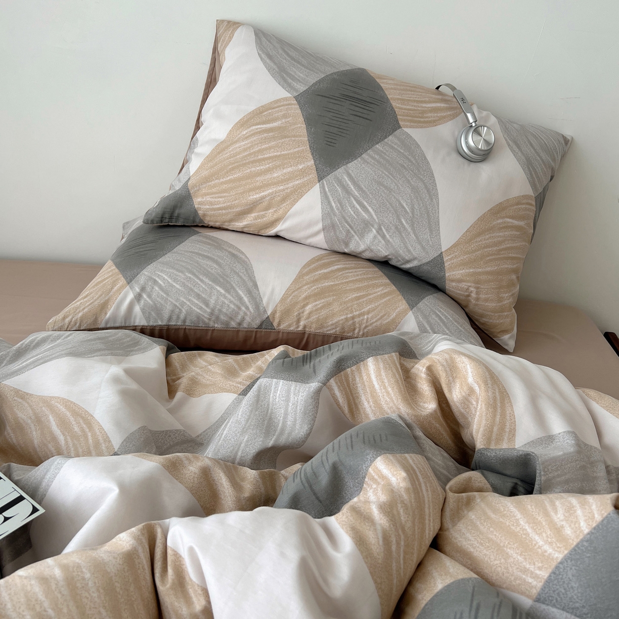 91家纺网 家纺一手货源 找家纺 雅居纺家纺 2025春夏新款全棉纯棉印花四件套 菱形卡其