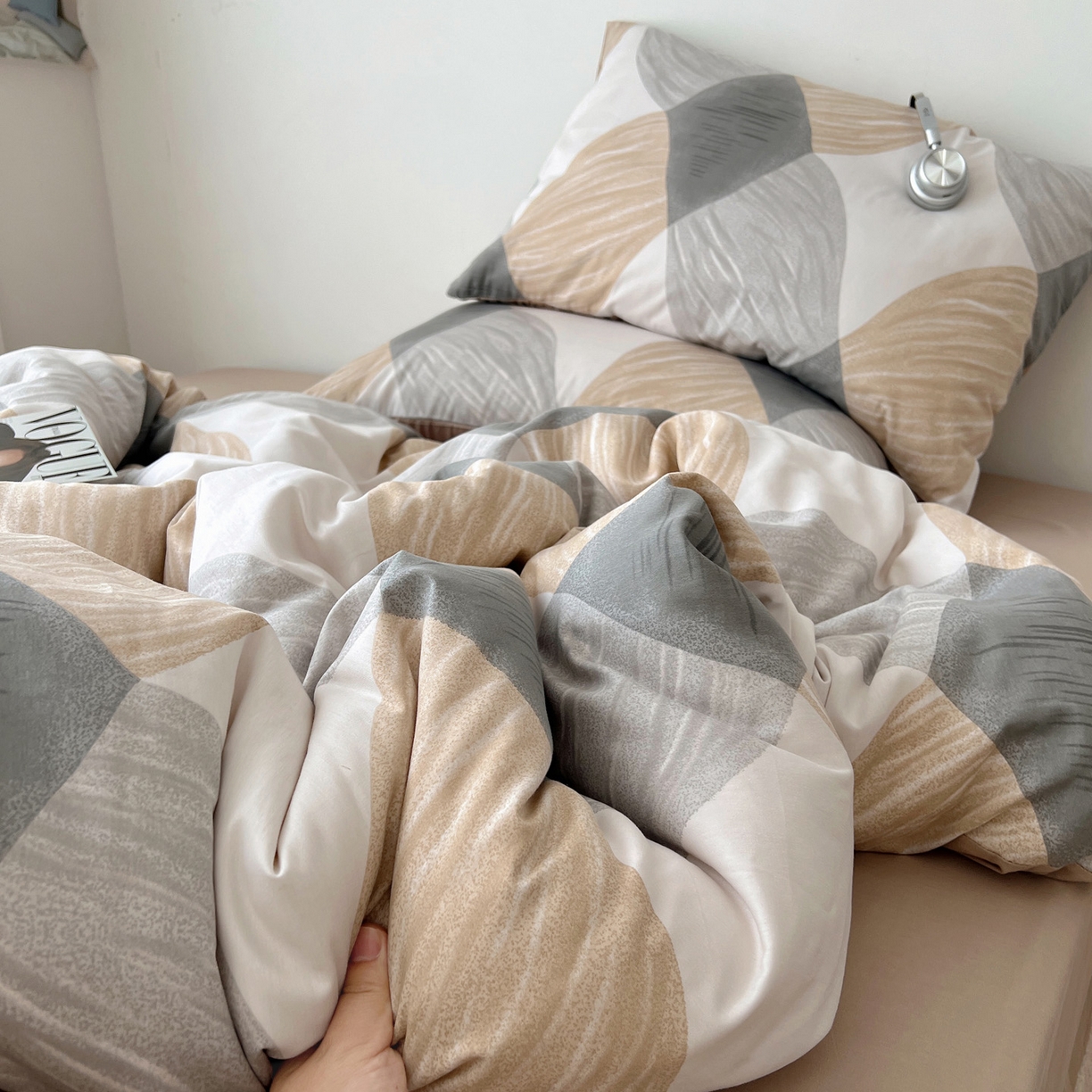 91家纺网 家纺一手货源 找家纺 雅居纺家纺 2025春夏新款全棉纯棉印花四件套 菱形卡其