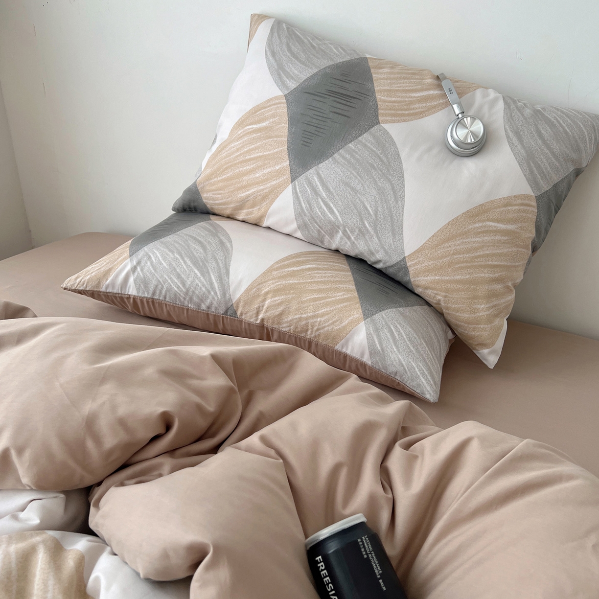 91家纺网 家纺一手货源 找家纺 雅居纺家纺 2025春夏新款全棉纯棉印花四件套 菱形卡其