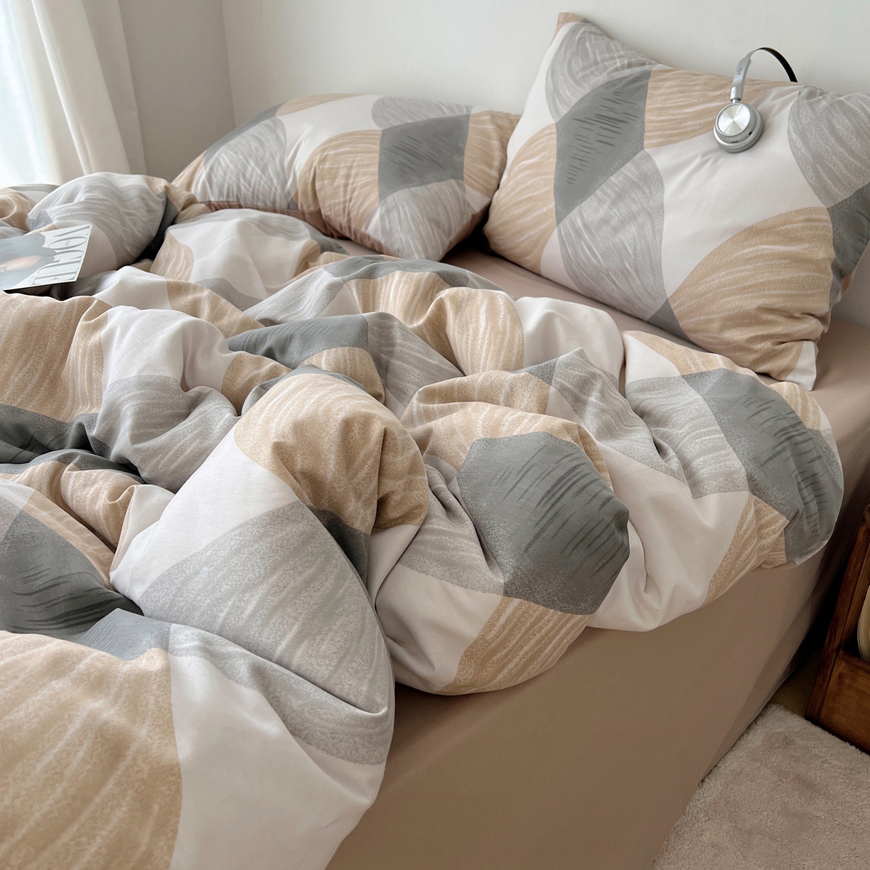 91家纺网 家纺一手货源 找家纺 雅居纺家纺 2025春夏新款全棉纯棉印花四件套 菱形卡其