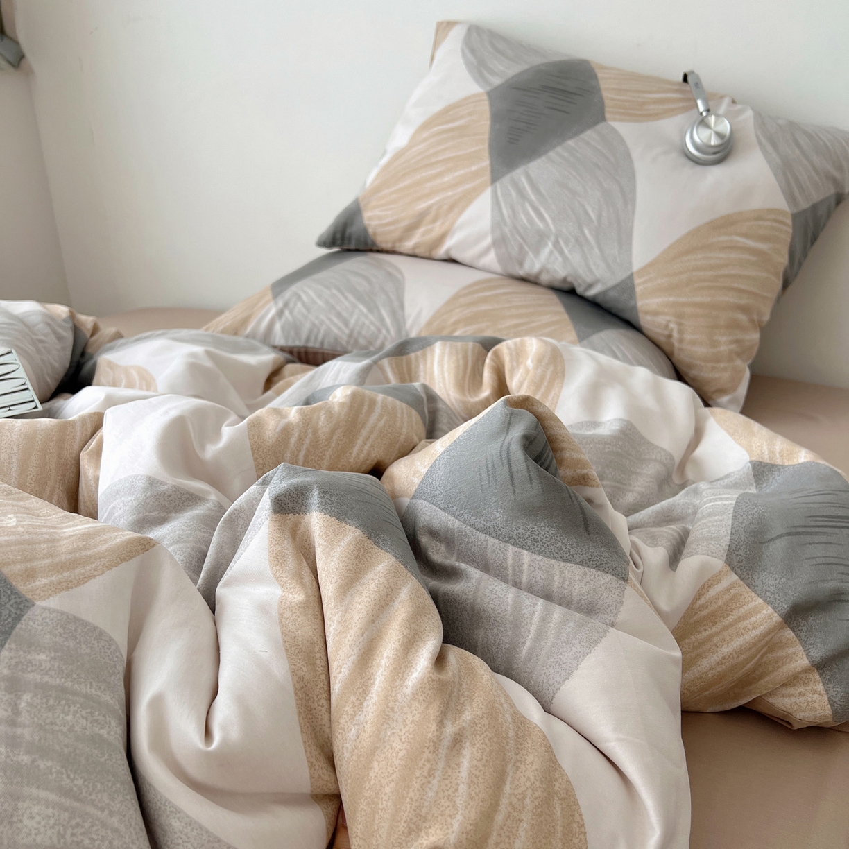 91家纺网 家纺一手货源 找家纺 雅居纺家纺 2025春夏新款全棉纯棉印花四件套 菱形卡其