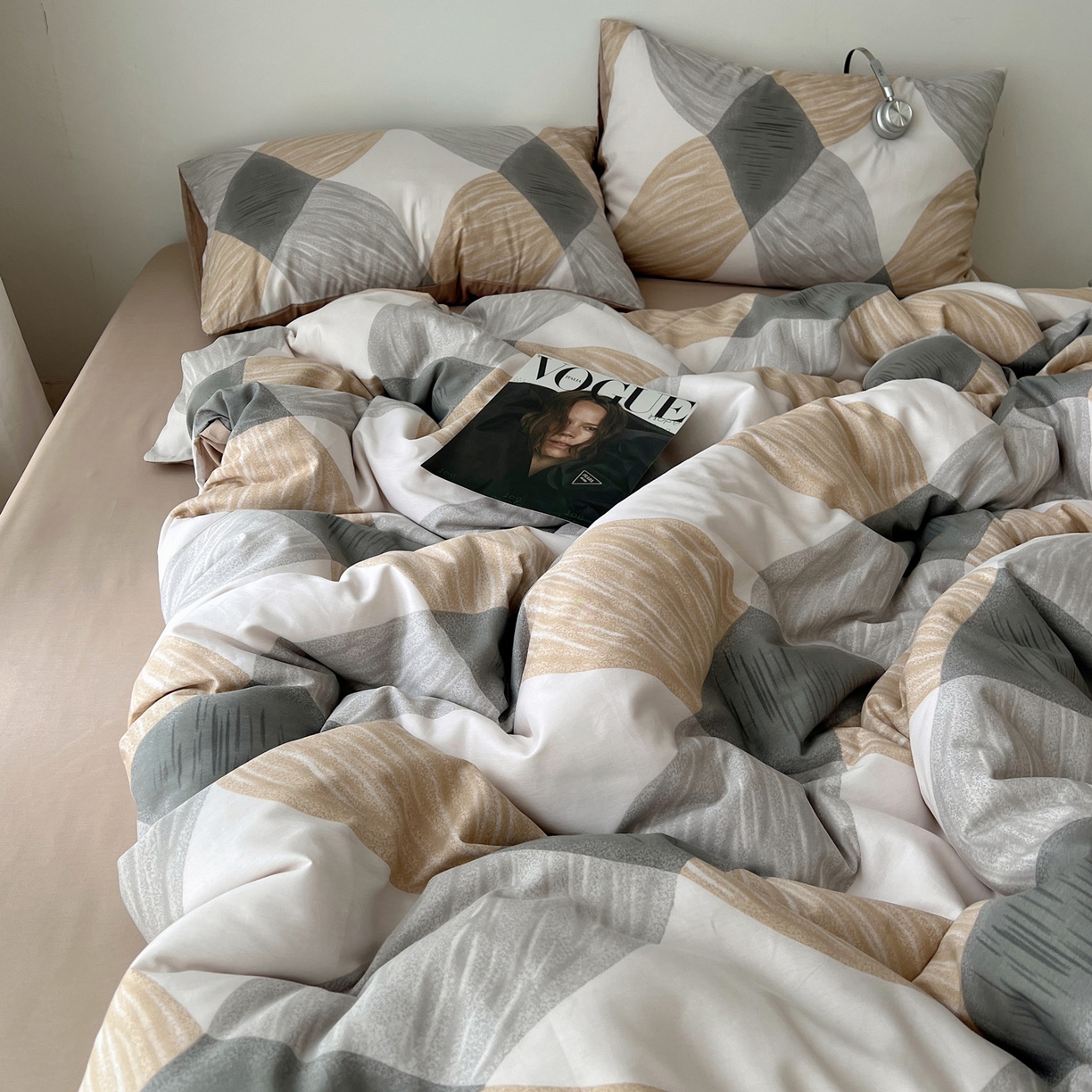 91家纺网 家纺一手货源 找家纺 雅居纺家纺 2025春夏新款全棉纯棉印花四件套 菱形卡其