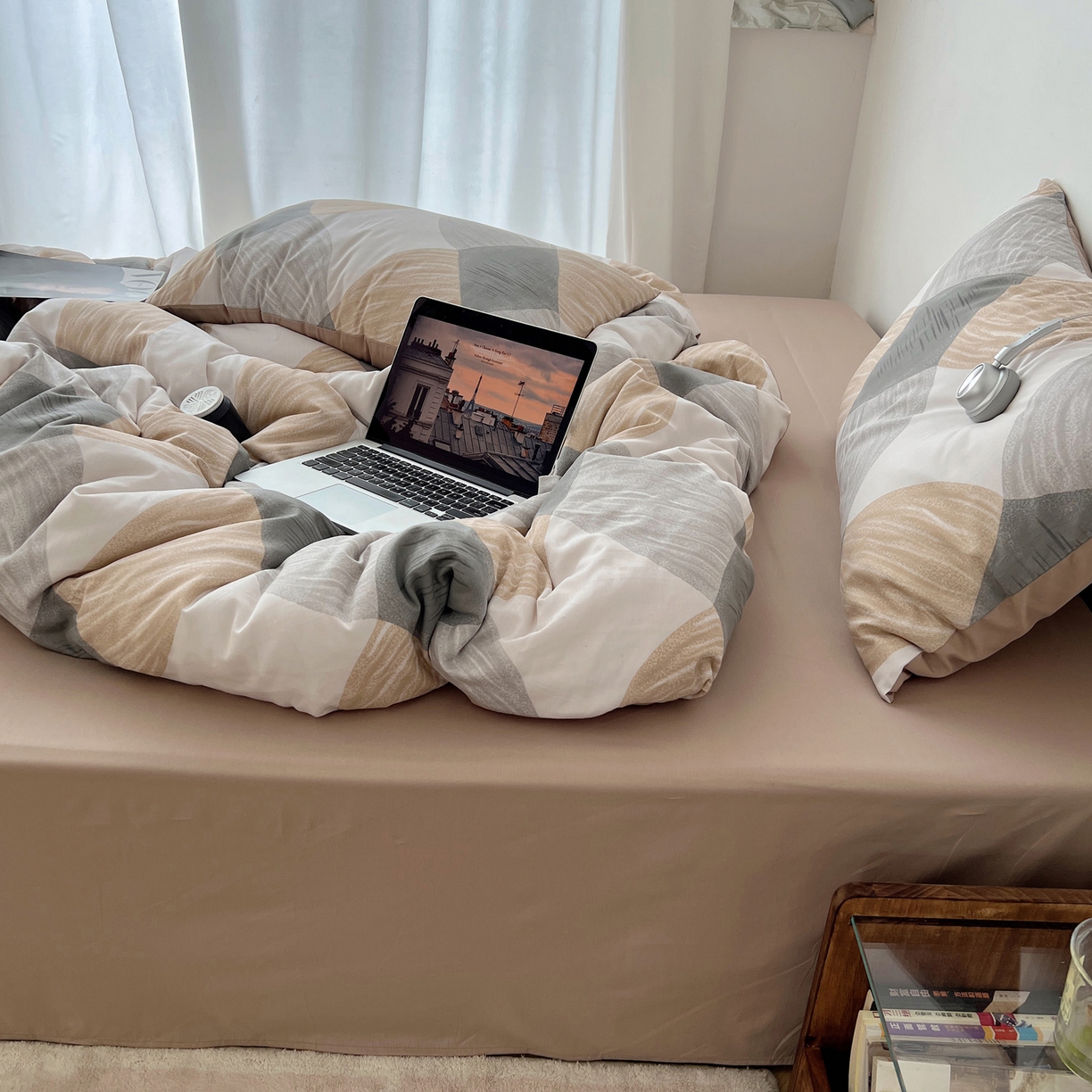 91家纺网 家纺一手货源 找家纺 雅居纺家纺 2025春夏新款全棉纯棉印花四件套 菱形卡其