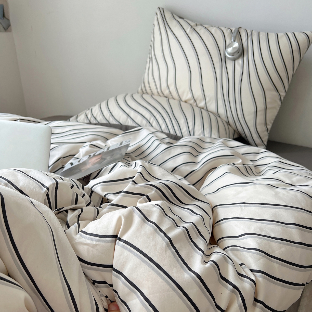 91家纺网 家纺一手货源 找家纺 雅居纺家纺 2025春夏新款全棉纯棉印花四件套 斜纹波条