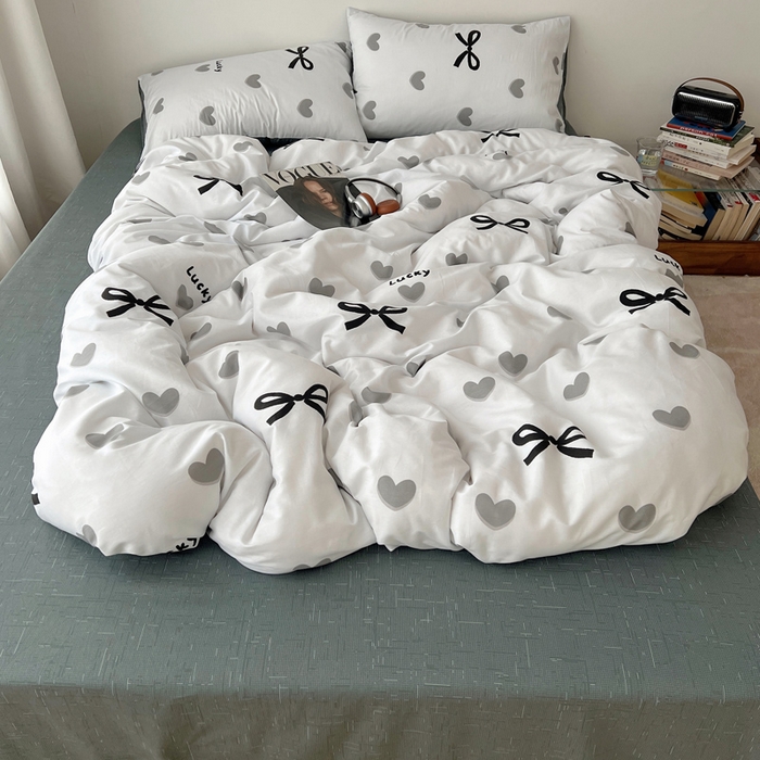 91家纺网 家纺一手货源 找家纺 雅居纺家纺 2025春夏新款全棉纯棉印花四件套 爱心蝴蝶结