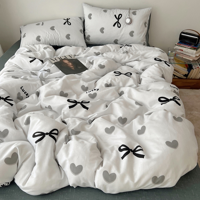 91家纺网 家纺一手货源 找家纺 雅居纺家纺 2025春夏新款全棉纯棉印花四件套 爱心蝴蝶结