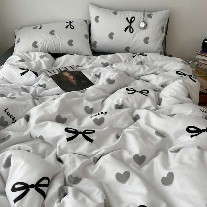 91家纺网 家纺一手货源 找家纺 雅居纺家纺 2025春夏新款全棉纯棉印花四件套 爱心蝴蝶结