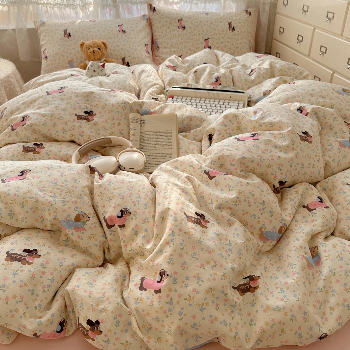 雅居纺家纺 2025春夏新款全棉纯棉印花四件套 碎花腊肠狗