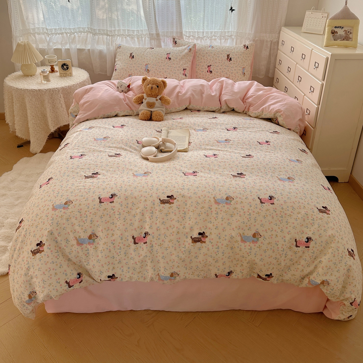 91家纺网 家纺一手货源 找家纺 雅居纺家纺 2025春夏新款全棉纯棉印花四件套 碎花腊肠狗