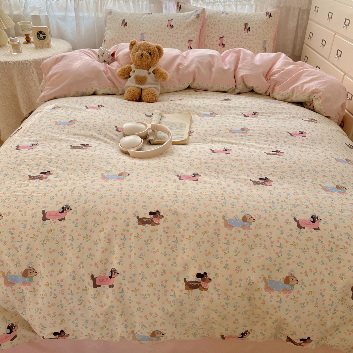 91家纺网 家纺一手货源 找家纺 雅居纺家纺 2025春夏新款全棉纯棉印花四件套 碎花腊肠狗