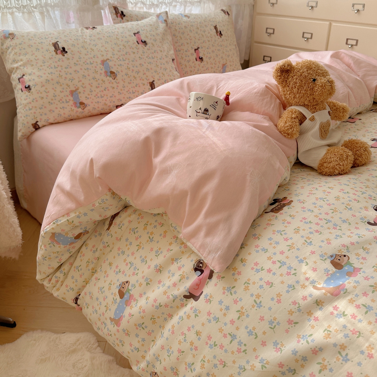 91家纺网 家纺一手货源 找家纺 雅居纺家纺 2025春夏新款全棉纯棉印花四件套 碎花腊肠狗