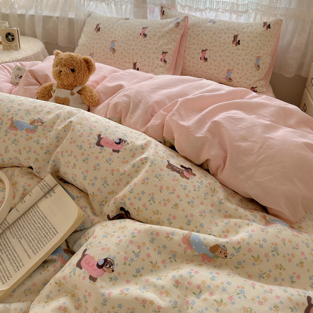 91家纺网 家纺一手货源 找家纺 雅居纺家纺 2025春夏新款全棉纯棉印花四件套 碎花腊肠狗