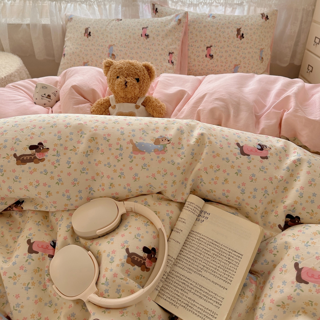 91家纺网 家纺一手货源 找家纺 雅居纺家纺 2025春夏新款全棉纯棉印花四件套 碎花腊肠狗