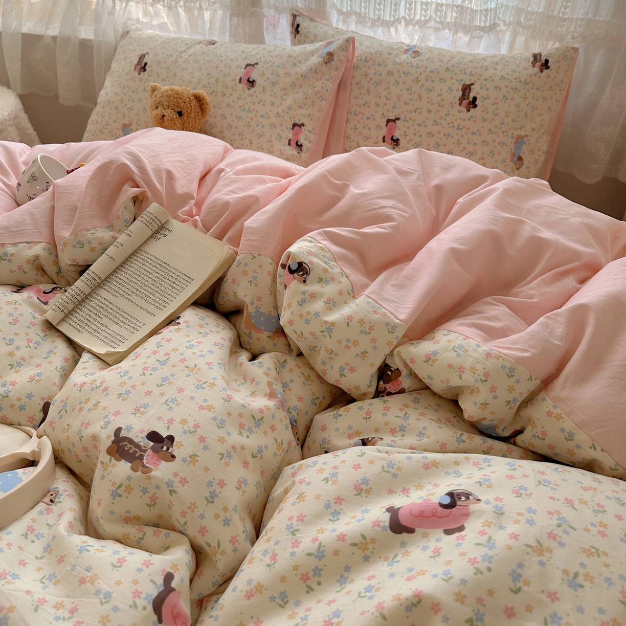 91家纺网 家纺一手货源 找家纺 雅居纺家纺 2025春夏新款全棉纯棉印花四件套 碎花腊肠狗