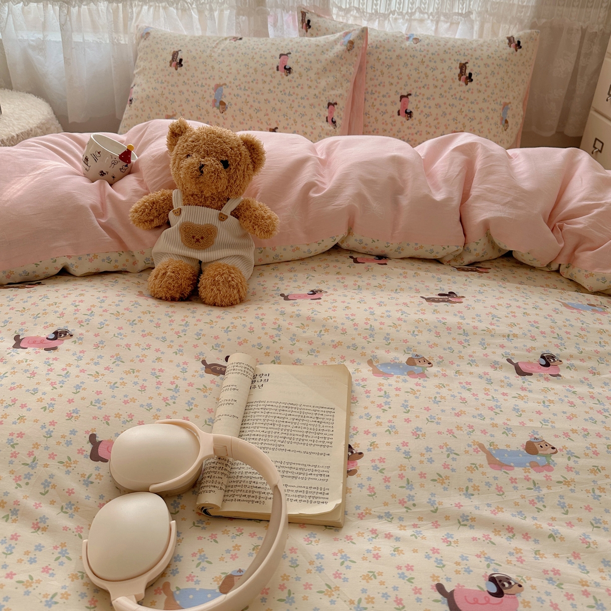 91家纺网 家纺一手货源 找家纺 雅居纺家纺 2025春夏新款全棉纯棉印花四件套 碎花腊肠狗