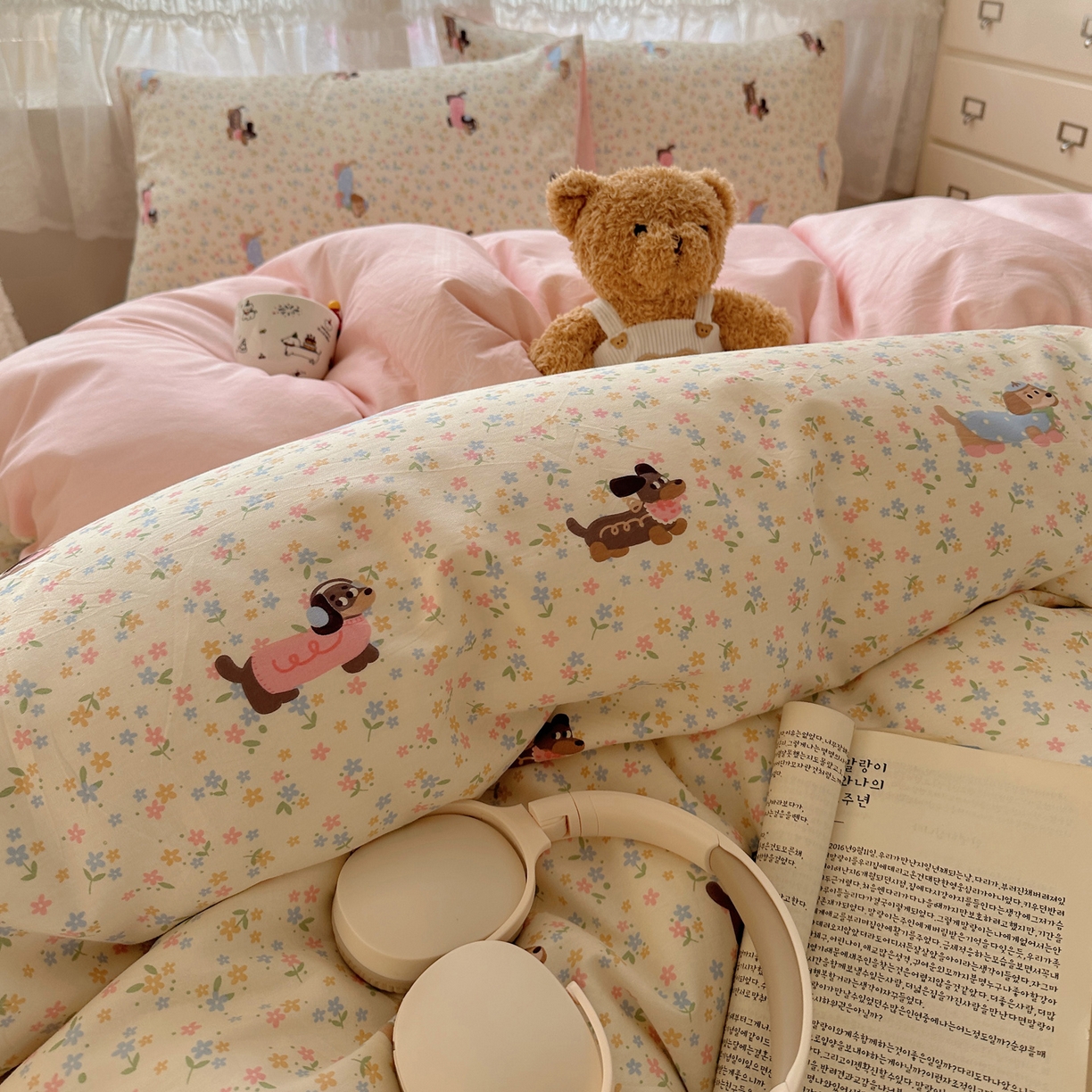 91家纺网 家纺一手货源 找家纺 雅居纺家纺 2025春夏新款全棉纯棉印花四件套 碎花腊肠狗