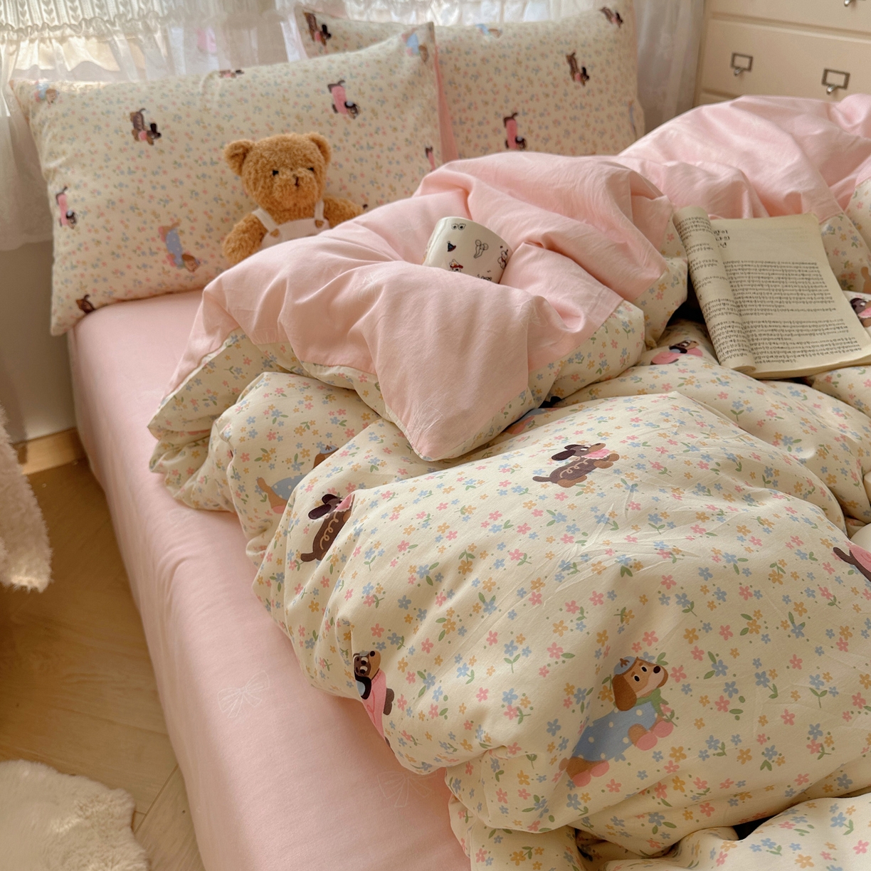 91家纺网 家纺一手货源 找家纺 雅居纺家纺 2025春夏新款全棉纯棉印花四件套 碎花腊肠狗