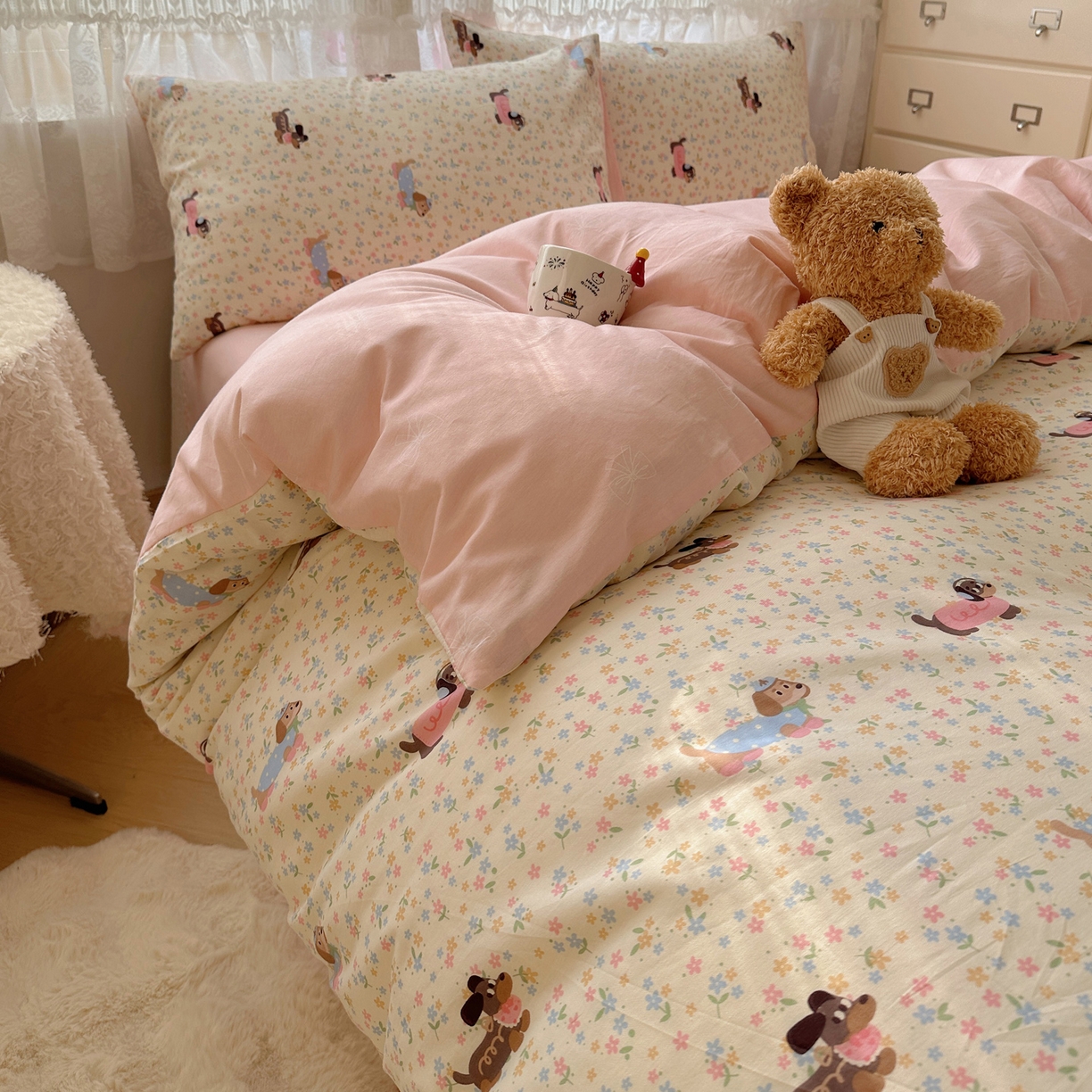 91家纺网 家纺一手货源 找家纺 雅居纺家纺 2025春夏新款全棉纯棉印花四件套 碎花腊肠狗