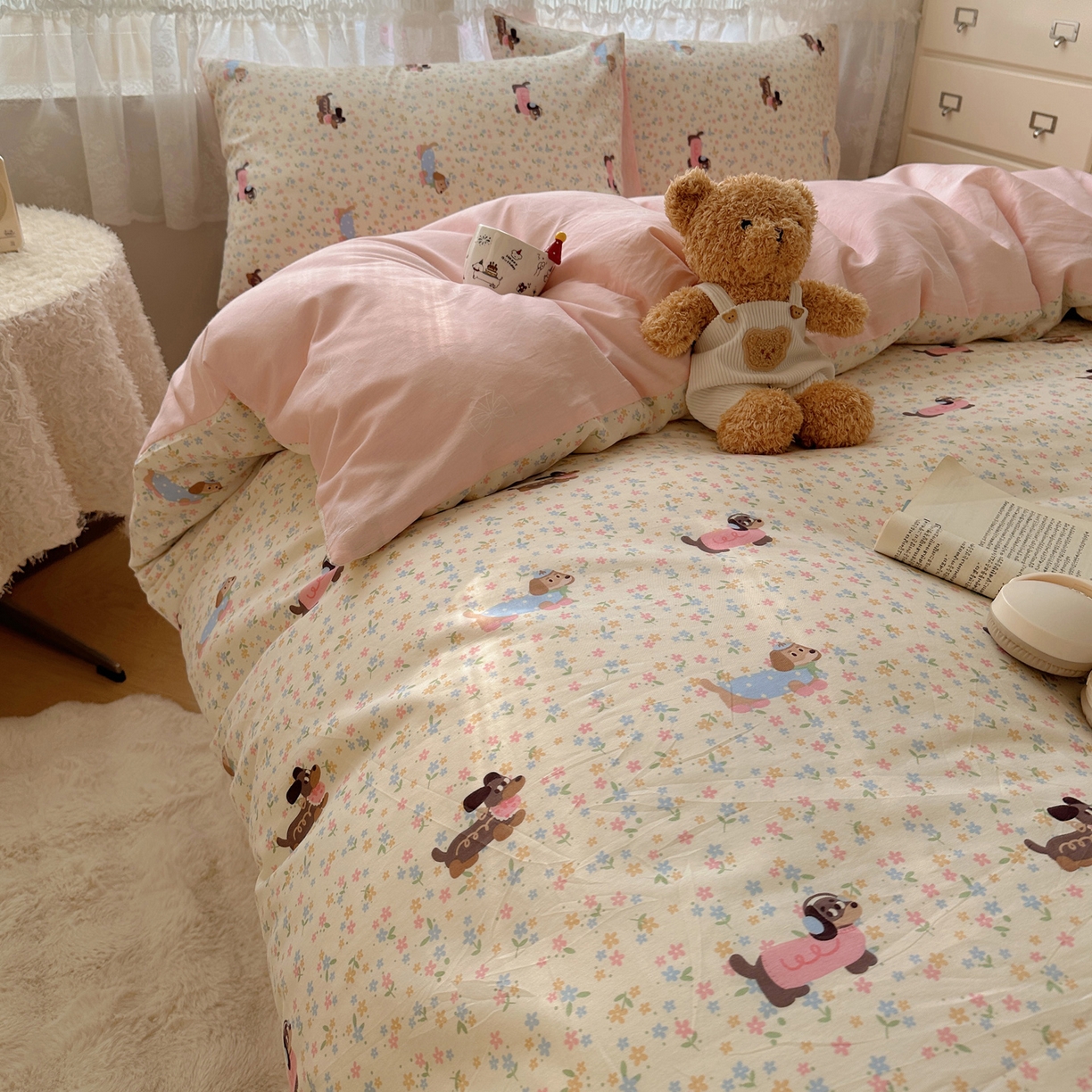 91家纺网 家纺一手货源 找家纺 雅居纺家纺 2025春夏新款全棉纯棉印花四件套 碎花腊肠狗